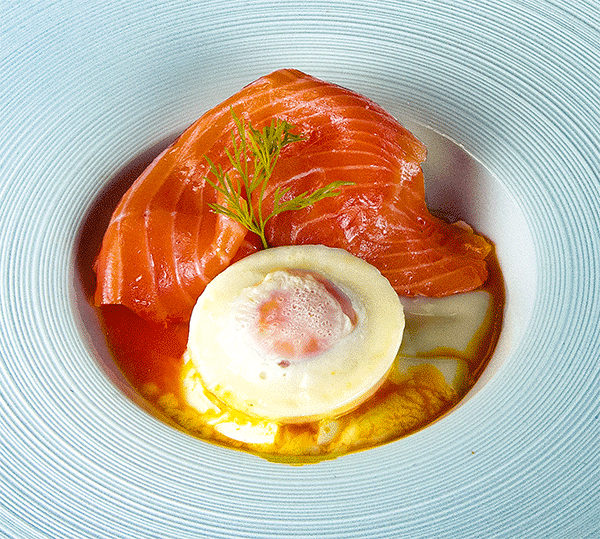 Plato de salmón con huevo