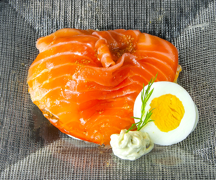 Plato de salmón con huevo duro